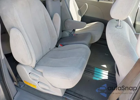 2013 Toyota Sienna Le V6 8 Passenger z USA, uszkodzony, nr VIN 5TDKK3DC9DS348617